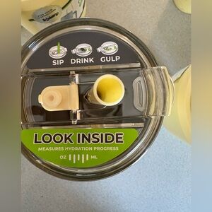 New vacuum sealed stainless travel mug
Dishwasher safe portable fits in car